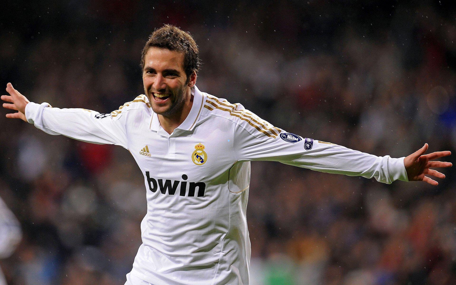 梅西新德里与球迷共度欢乐时光，踢送签名足球点燃现场激情