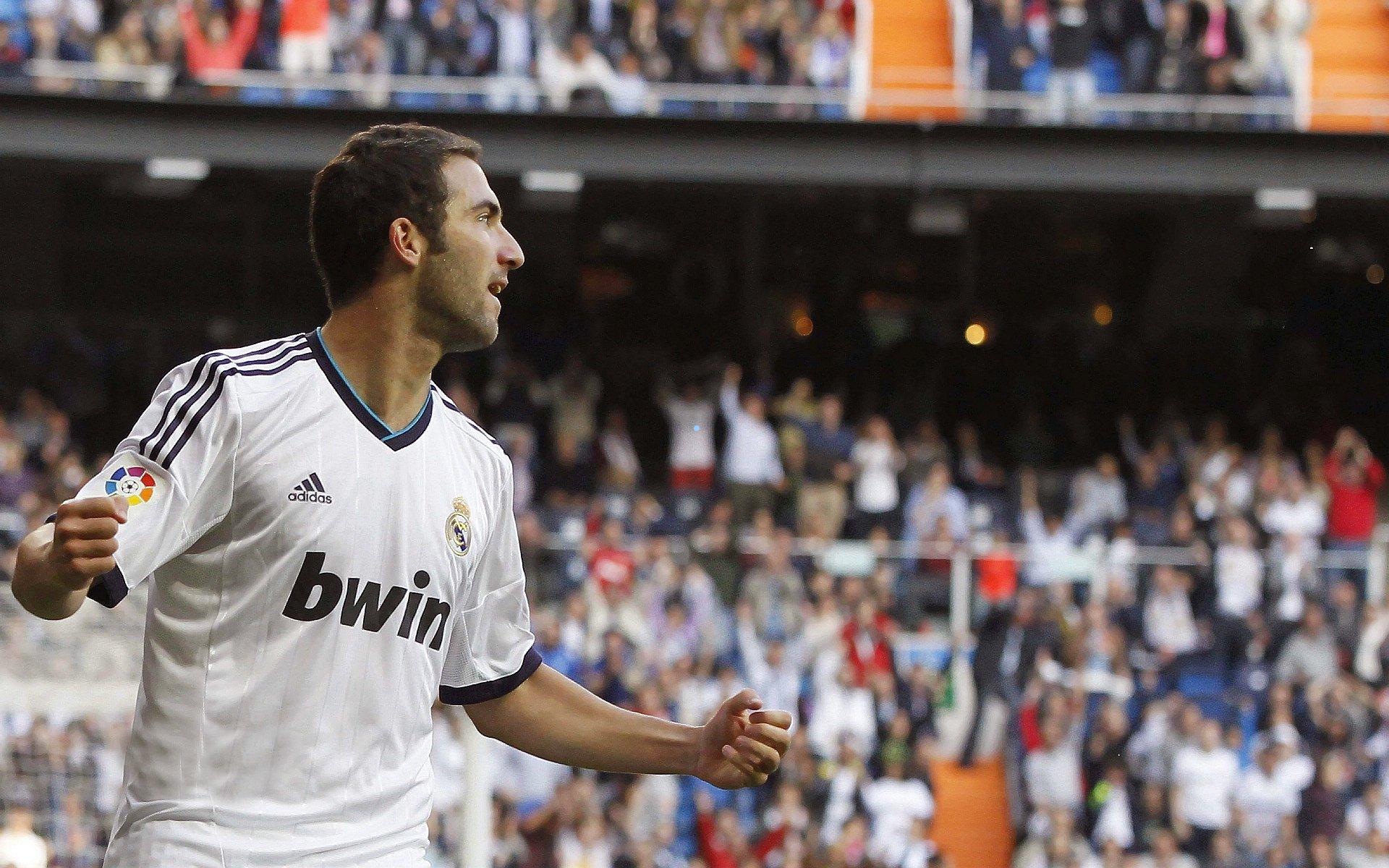 PG试玩|中国足球小将留洋期间集体聚餐，团队凝聚力与跨文化体验的完美结合